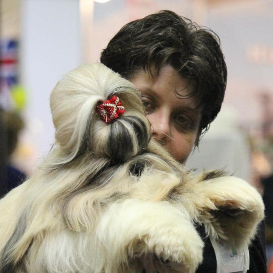 Sonia qui tient Mika dans les bras